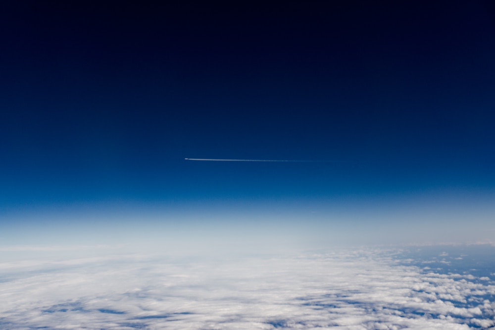 Ein Flugzeug im blauen Himmel