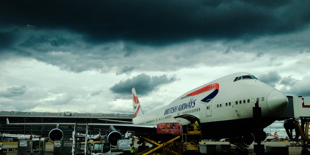 Ein Flugzeug der British Airways wird mit Gepäck beladen