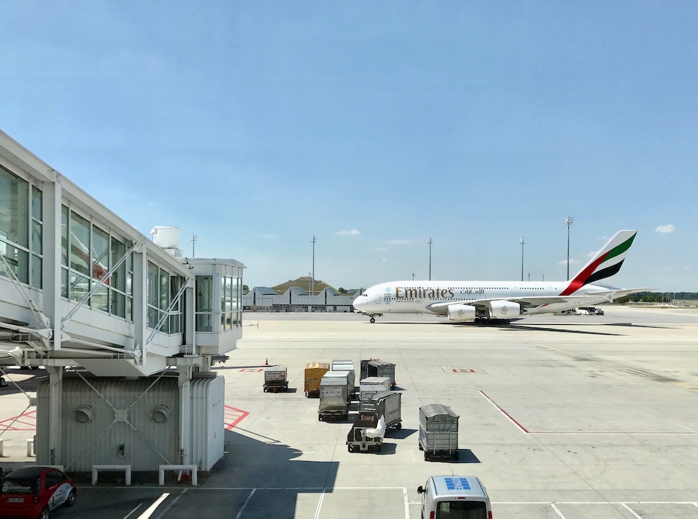 Ein Flugzeug von Emirates am Flughafen