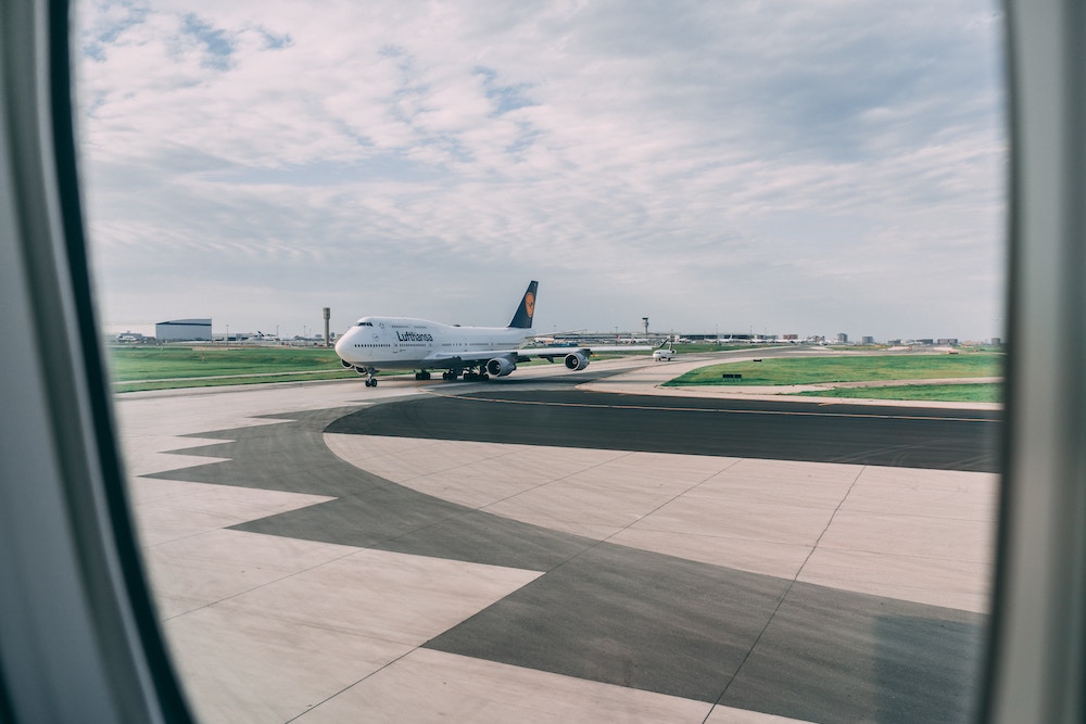 Ein Flugzeug der Lufthansa nach der Landung