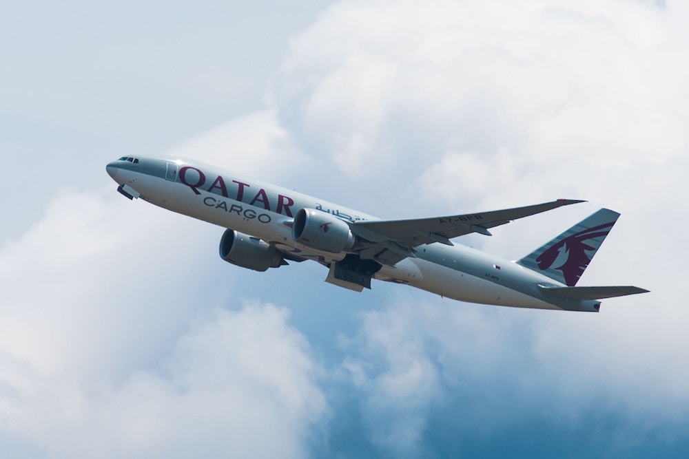 Ein Flugzeug der Qatar Airways in der Luft