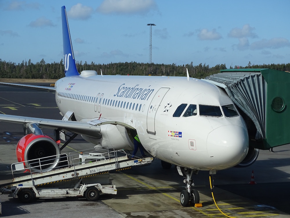 Ein Flugzeug der Scandinavian Airlines wird mit Gepäck beladen